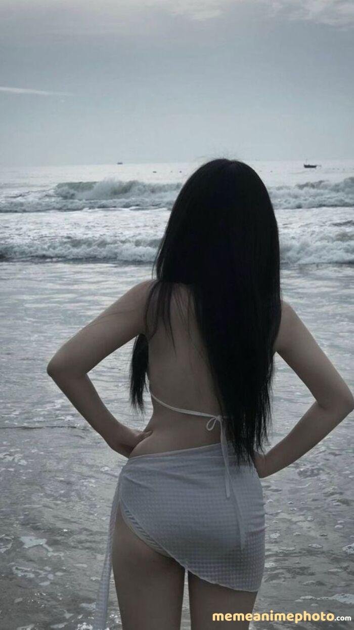 ảnh gái xinh quay lưng đi biển