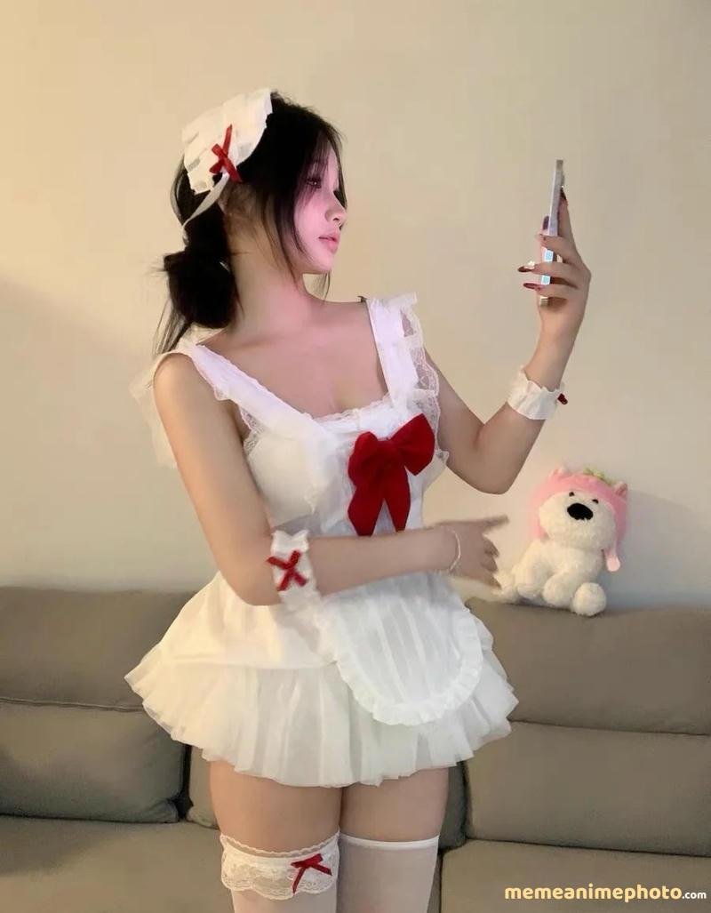cosplay hầu gái mặc đồ trắng