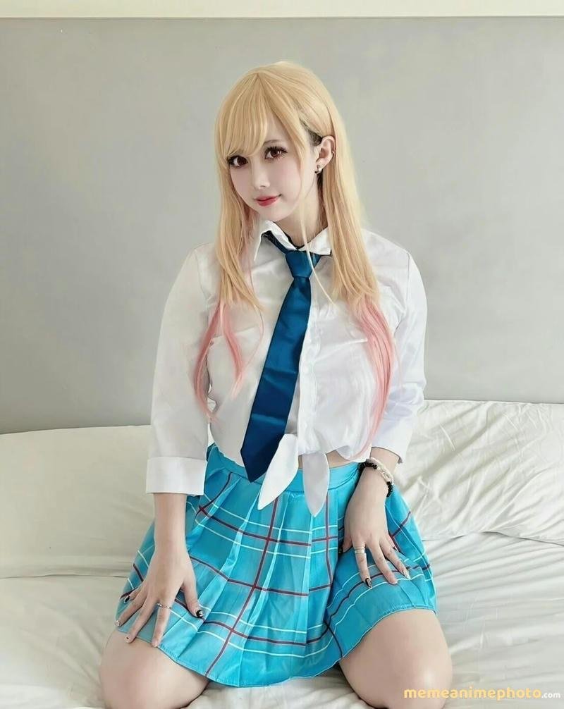 cosplay thư ký tóc vàng