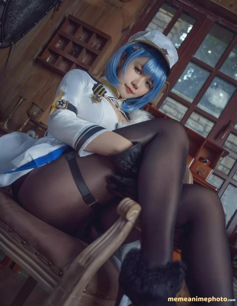 gái cosplay cảnh sát