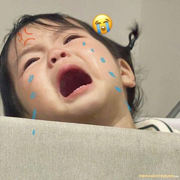 meme tổn thương bé khóc