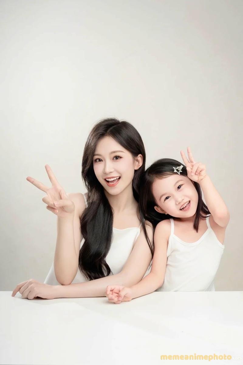 Ảnh avatar mẹ và con gái cười