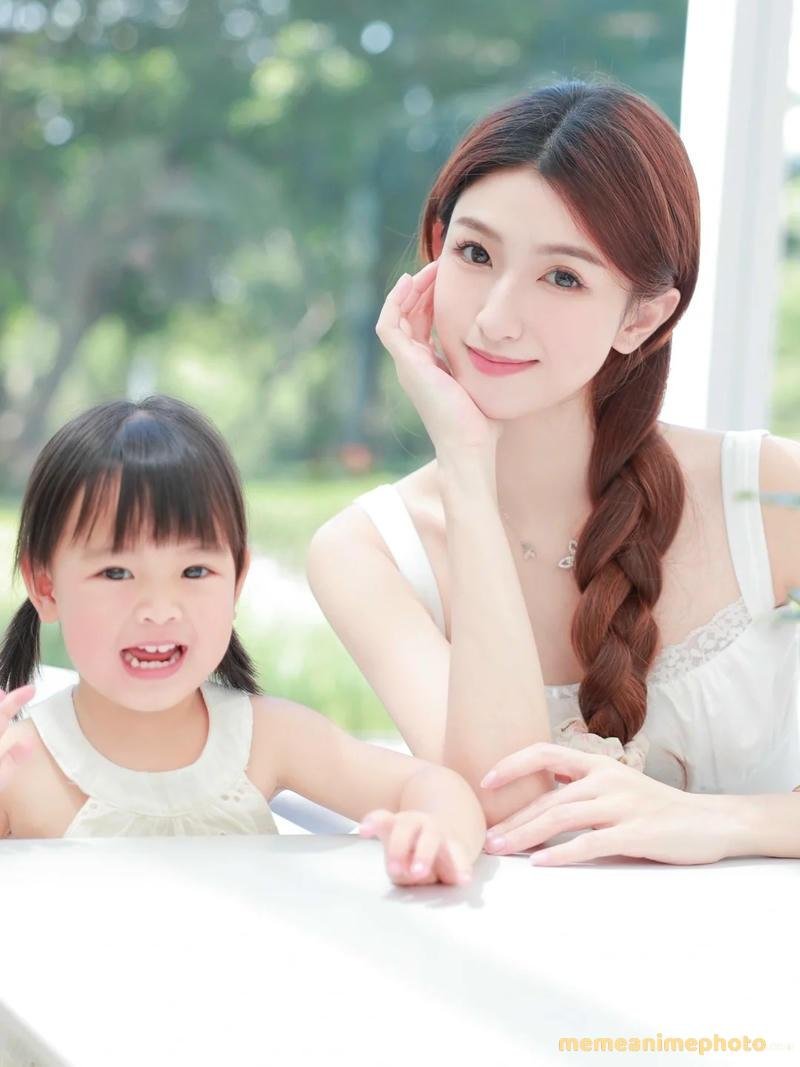 Ảnh mẹ và con gái mỉm cười