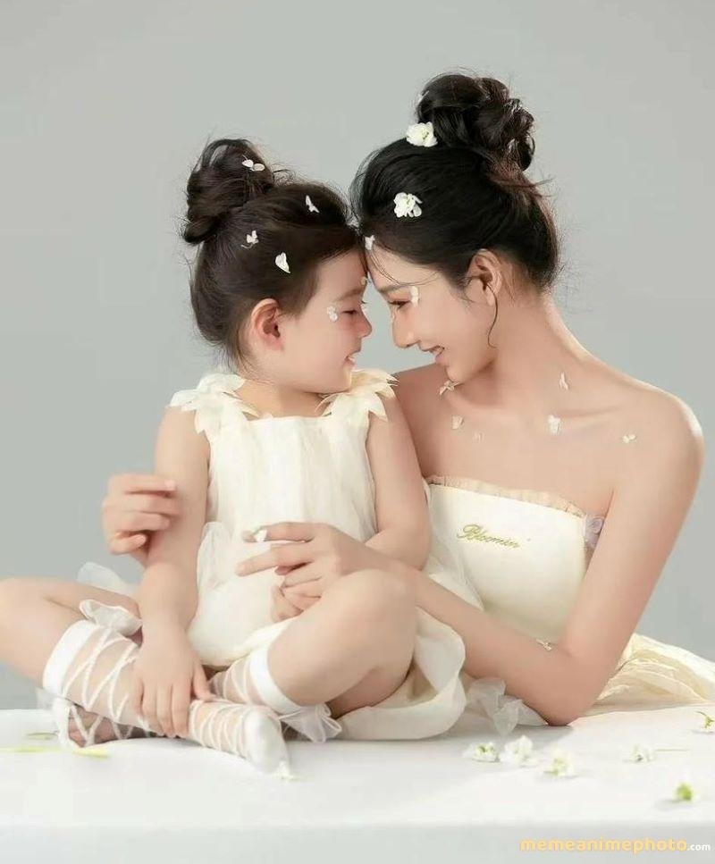 Hình ảnh mẹ và con gái ôm nhau thân thiết