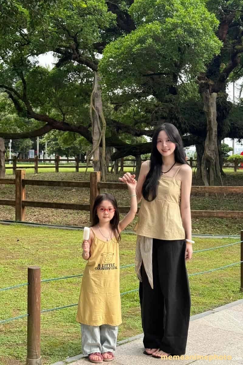 Hình mẹ và con gái hạnh phúc