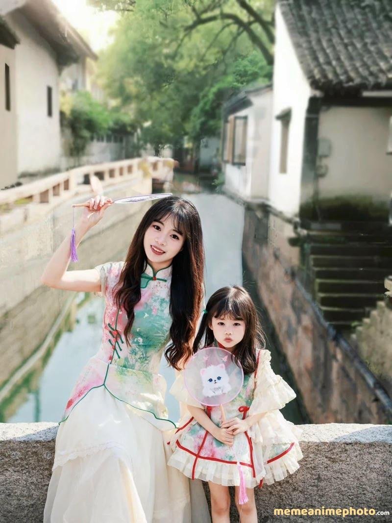 Hình mẹ và con gái thân mật