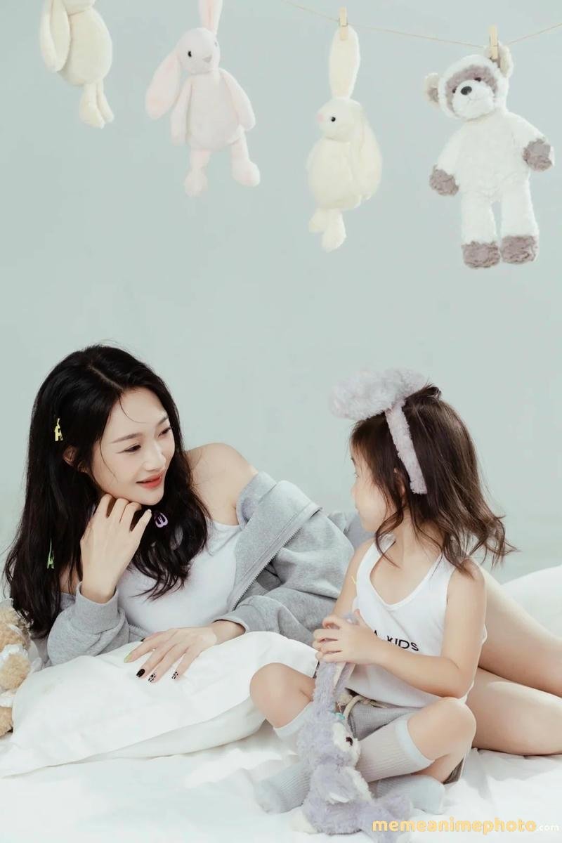 Loạt ảnh mẹ và con gái âu yếm