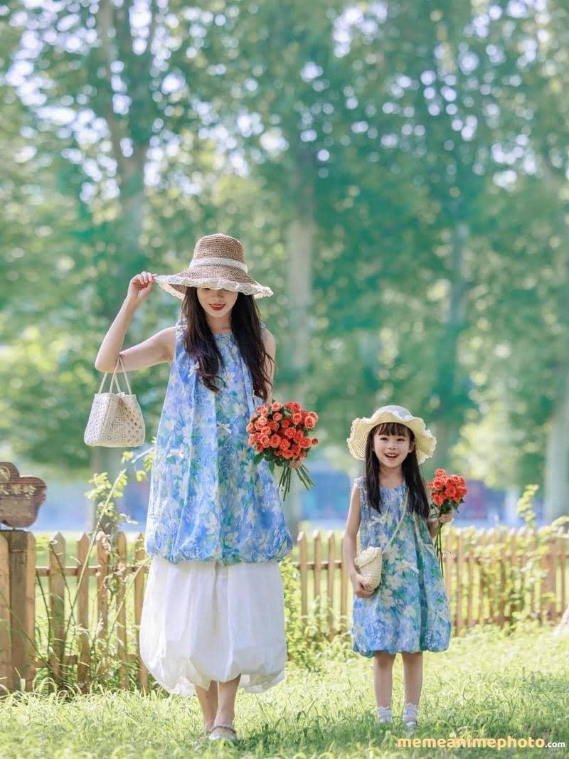 Loạt hình ảnh mẹ con gái bước đi cùng nhau