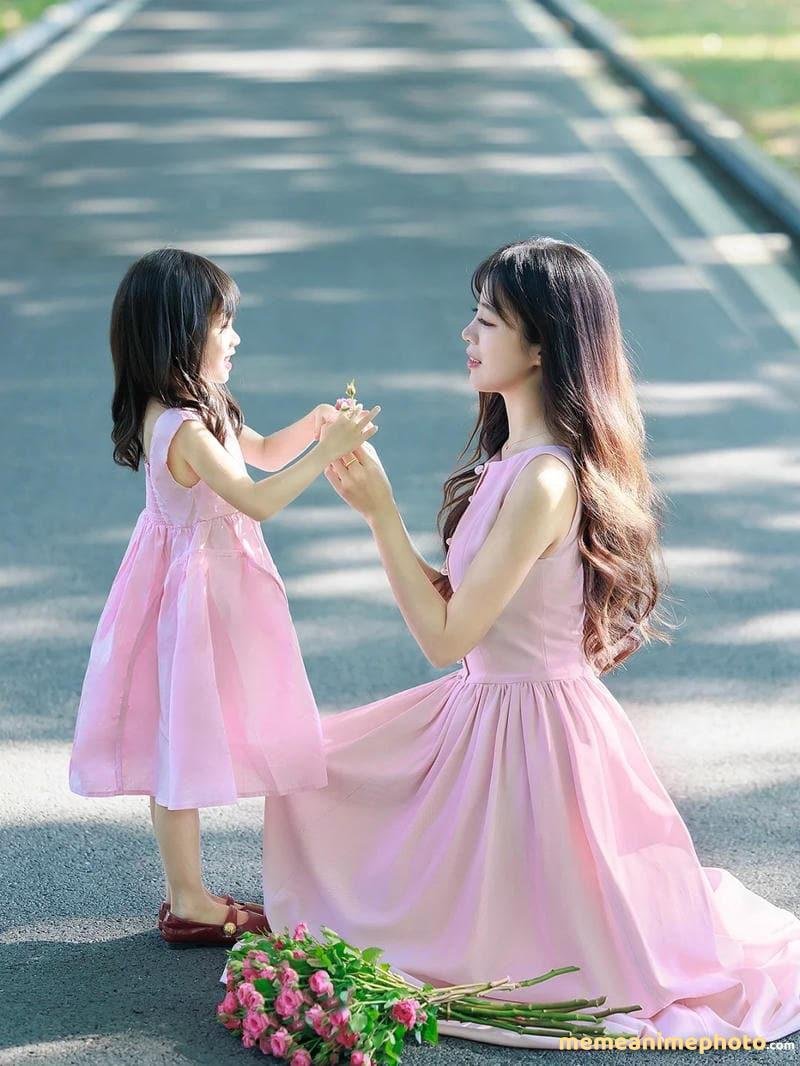 Xem hình mẹ và con gái